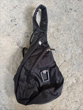 Victorinox Swiss Army Black Men’s Sling Bag with Secure Buckle
